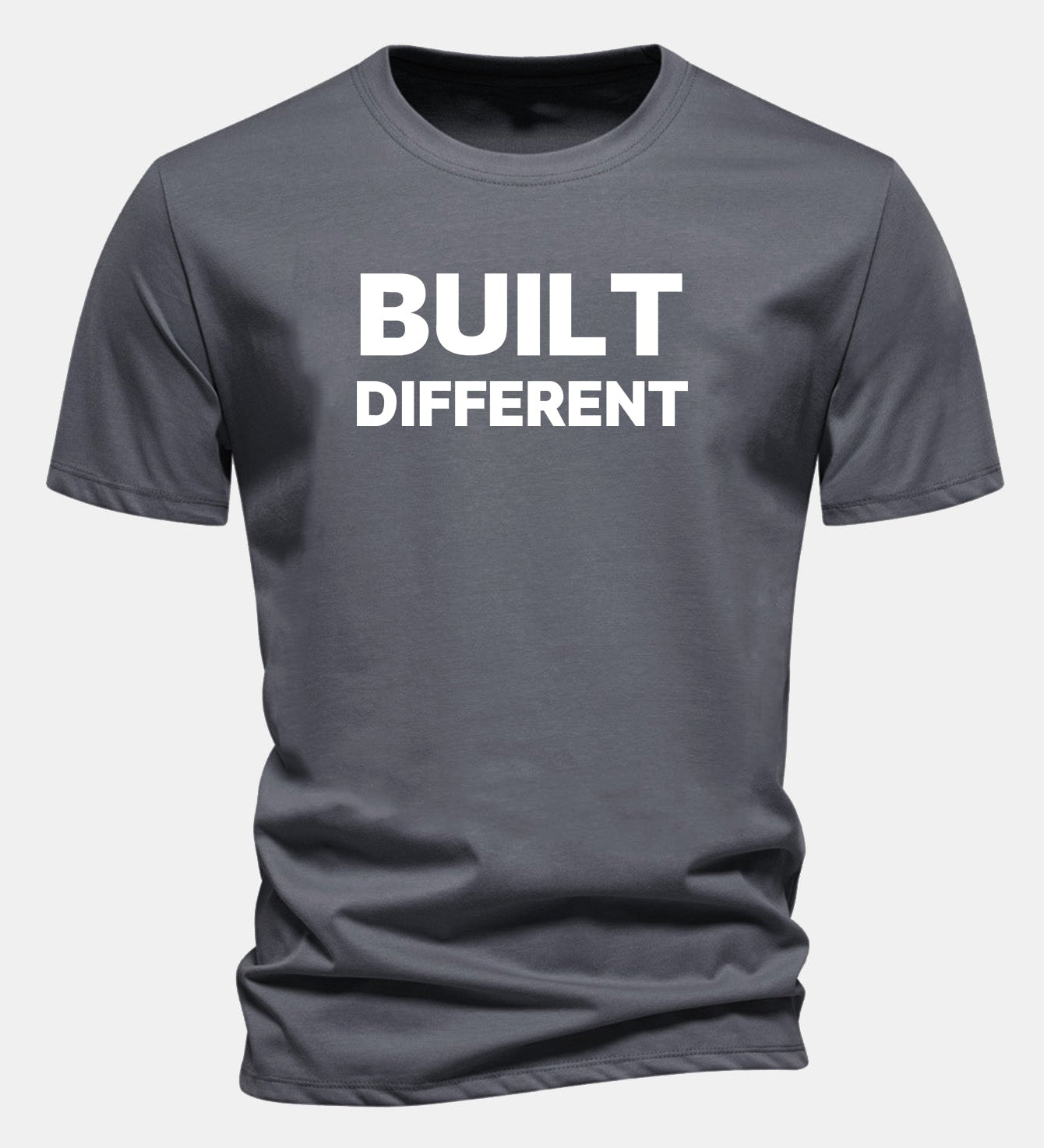 Tričko z bavlny s pravidelným strihom a potlačou „Built Different“