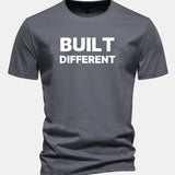 Tričko z bavlny s pravidelným strihom a potlačou „Built Different“
