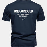 Bavlnené tričko Regular Fit s potlačou na chrbte "Undiagnosed But Something Ain't Right"