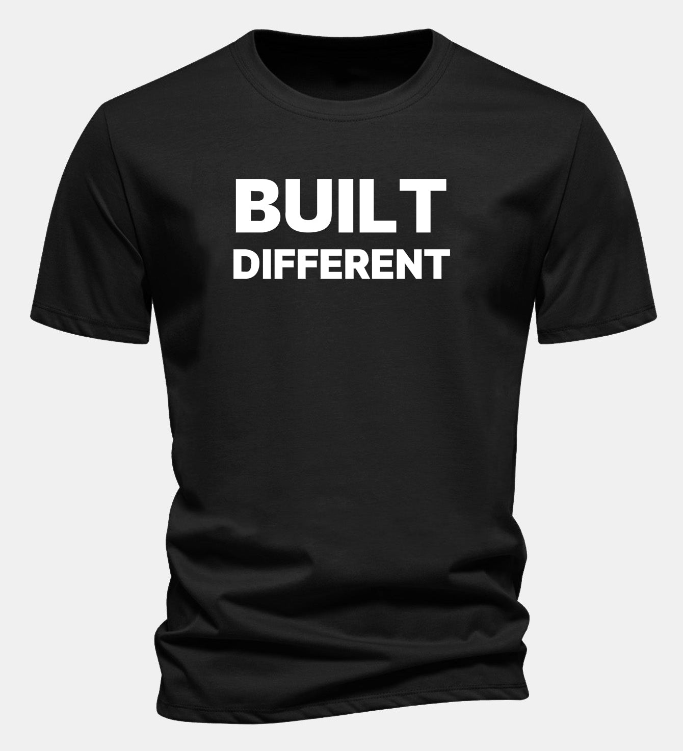 Tričko z bavlny s pravidelným strihom a potlačou „Built Different“