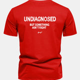 Bavlnené tričko Regular Fit s potlačou na chrbte "Undiagnosed But Something Ain't Right"