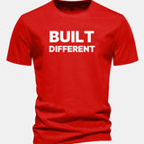 Tričko z bavlny s pravidelným strihom a potlačou „Built Different“