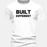 Tričko z bavlny s pravidelným strihom a potlačou „Built Different“