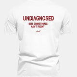 Bavlnené tričko Regular Fit s potlačou na chrbte "Undiagnosed But Something Ain't Right"