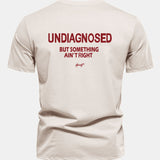 Bavlnené tričko Regular Fit s potlačou na chrbte "Undiagnosed But Something Ain't Right"