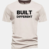 Tričko z bavlny s pravidelným strihom a potlačou „Built Different“