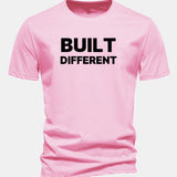 Tričko z bavlny s pravidelným strihom a potlačou „Built Different“