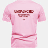 Bavlnené tričko Regular Fit s potlačou na chrbte "Undiagnosed But Something Ain't Right"