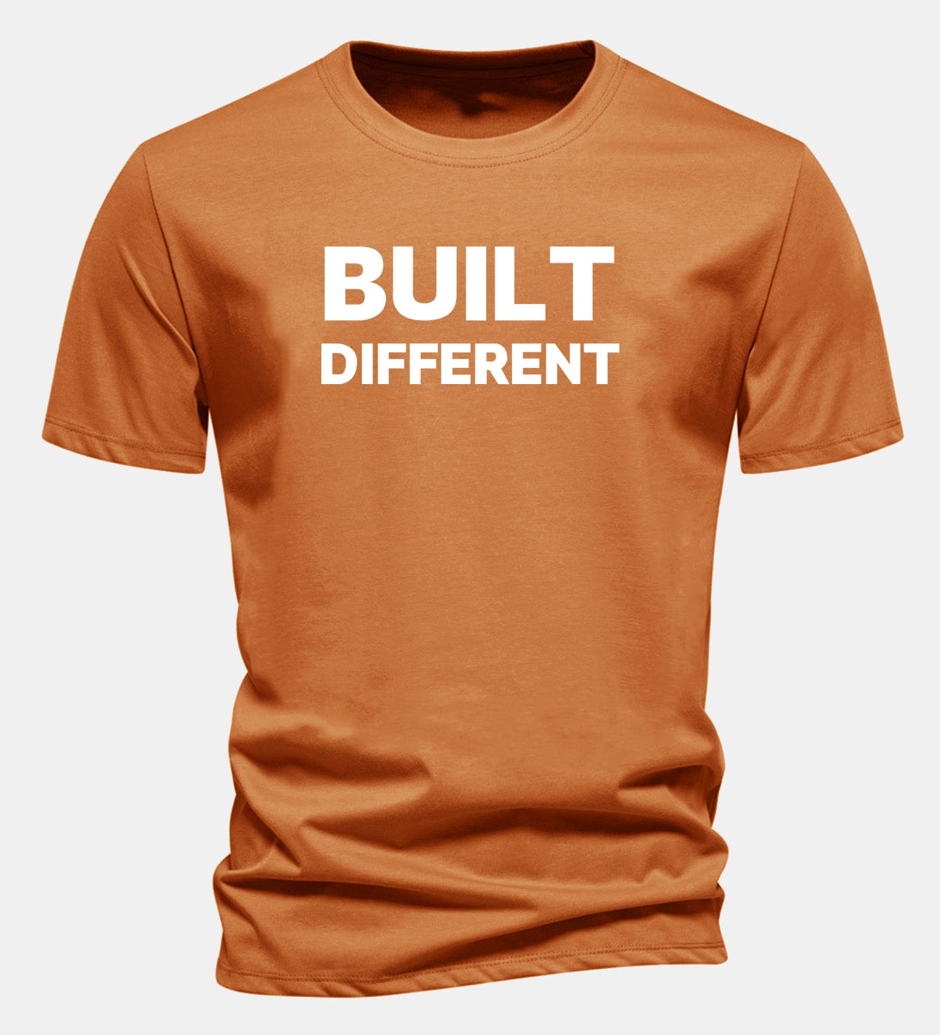 Tričko z bavlny s pravidelným strihom a potlačou „Built Different“
