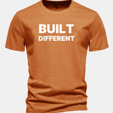 Tričko z bavlny s pravidelným strihom a potlačou „Built Different“