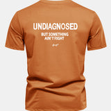 Bavlnené tričko Regular Fit s potlačou na chrbte "Undiagnosed But Something Ain't Right"