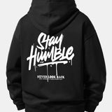 Mikina s kapucňou vo voľnom strihu s potlačou „Stay Humble“