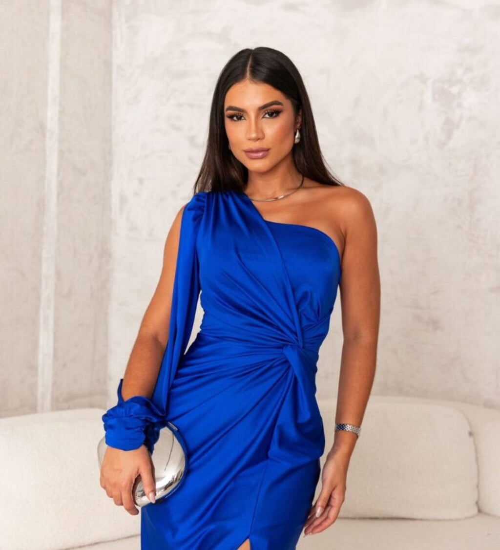 Luana – Satinová Šaty s Asymetrickým Dizajnom a Rozparkom