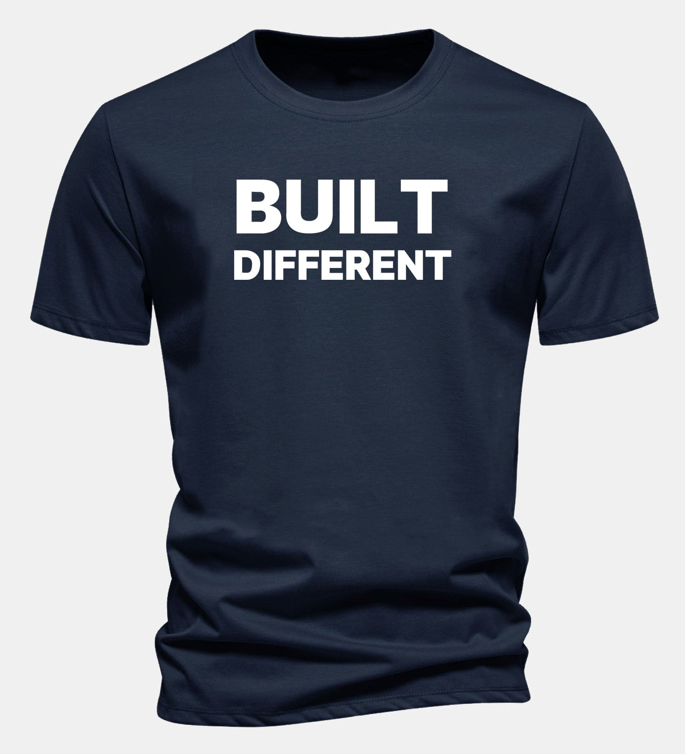 Tričko z bavlny s pravidelným strihom a potlačou „Built Different“