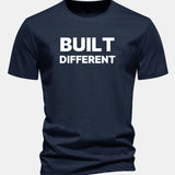 Tričko z bavlny s pravidelným strihom a potlačou „Built Different“