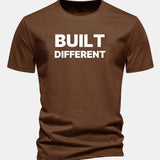 Tričko z bavlny s pravidelným strihom a potlačou „Built Different“