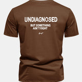 Bavlnené tričko Regular Fit s potlačou na chrbte "Undiagnosed But Something Ain't Right"