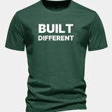 Tričko z bavlny s pravidelným strihom a potlačou „Built Different“