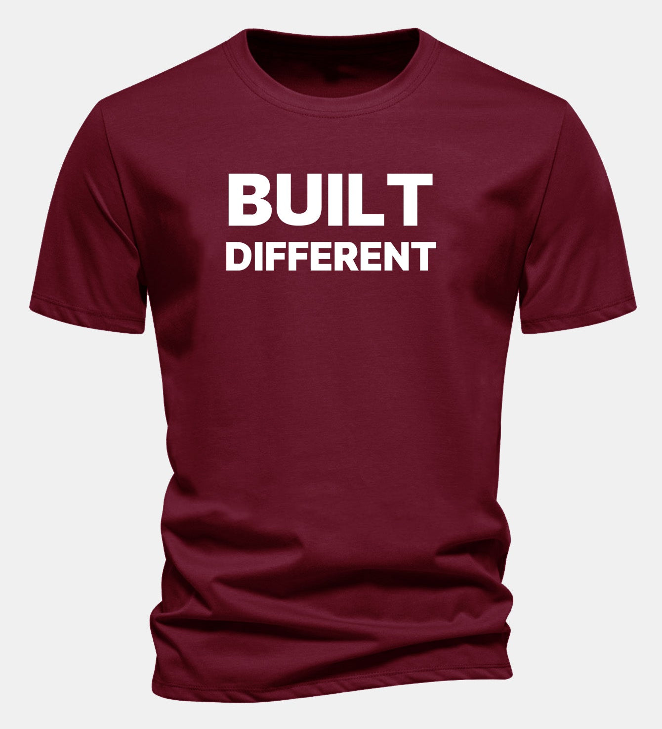 Tričko z bavlny s pravidelným strihom a potlačou „Built Different“