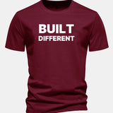 Tričko z bavlny s pravidelným strihom a potlačou „Built Different“