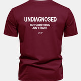 Bavlnené tričko Regular Fit s potlačou na chrbte "Undiagnosed But Something Ain't Right"