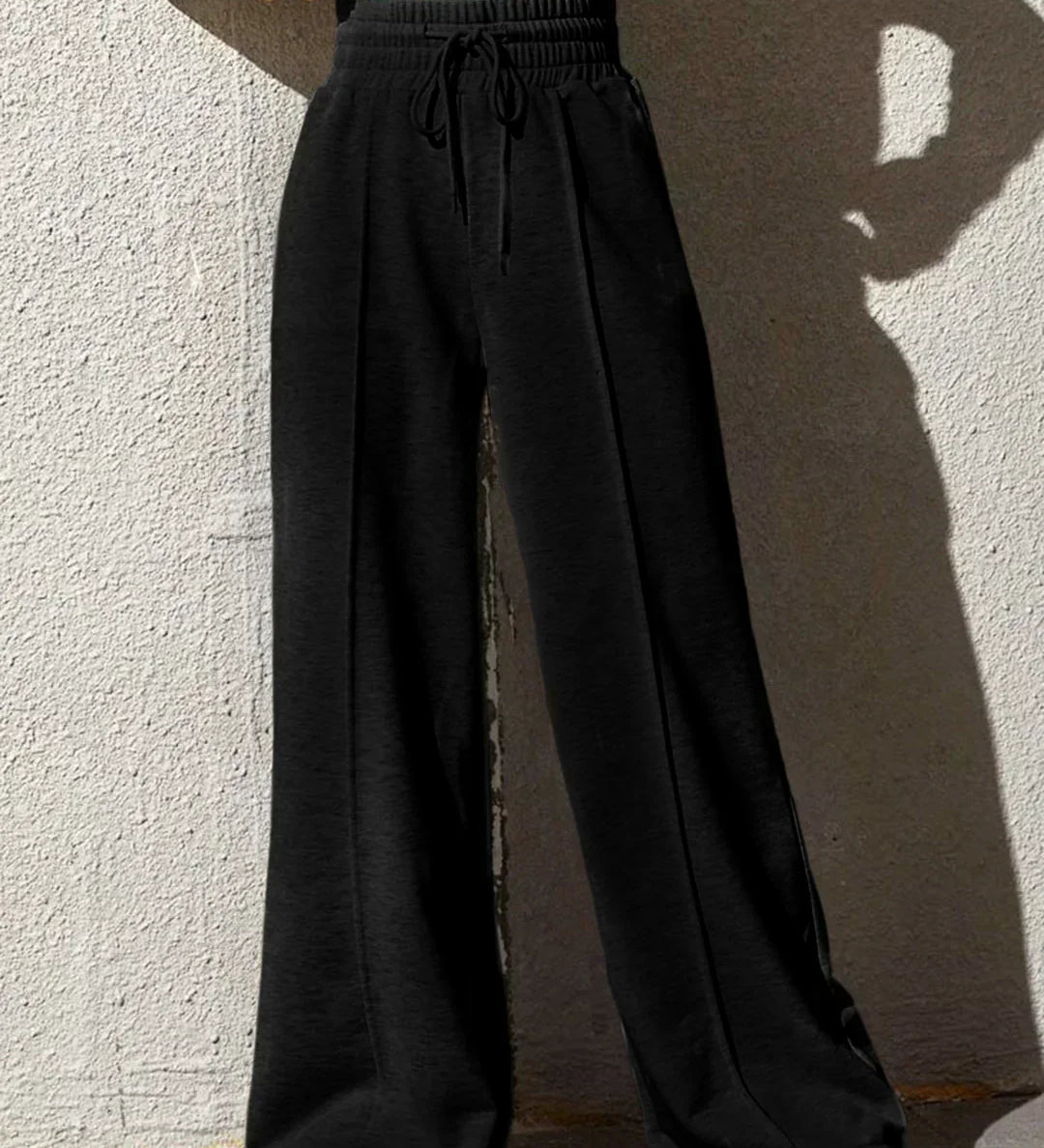 Široké, elegantné a casual teplákové nohavice na prechádzky po meste