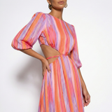 Valentina – Elegantná Šaty so Striedmym Strihom a Prezentáciou